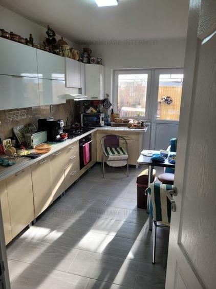 De vanzare bloc P+3E  zona Primo - 12