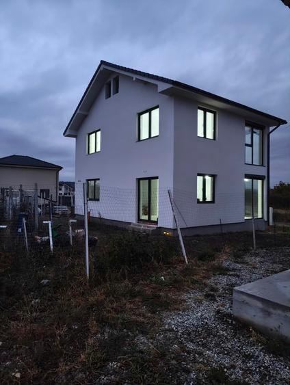 Casă cu 4 camere decomandat în Central