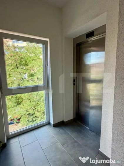 Apartament cu 3 camere semidecomandat în Horea