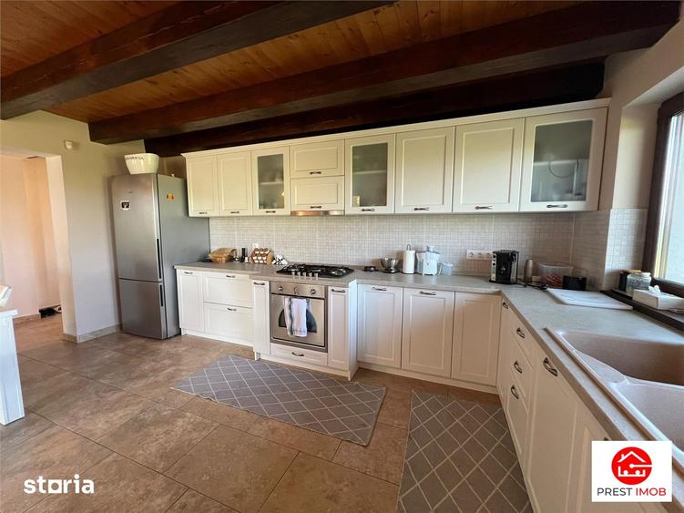 Casă cu 6 camere cu Teren 46000 Mp în Ceuaș