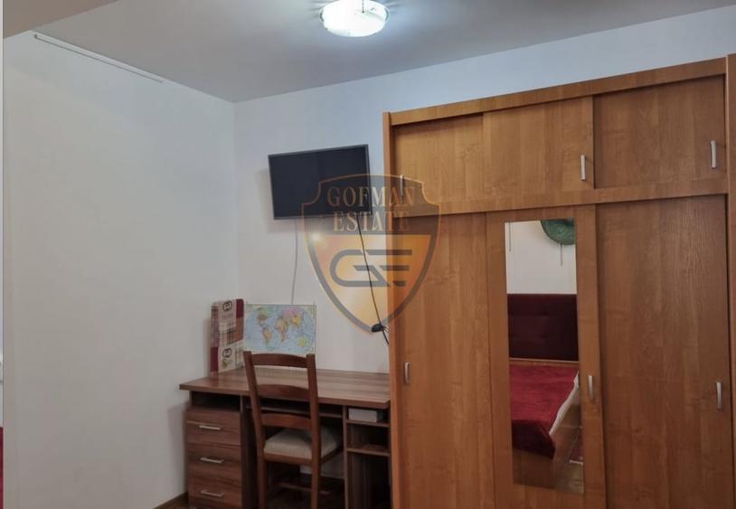 Apartament cu 3 camere decomandat, mobilat în Palazu Mare