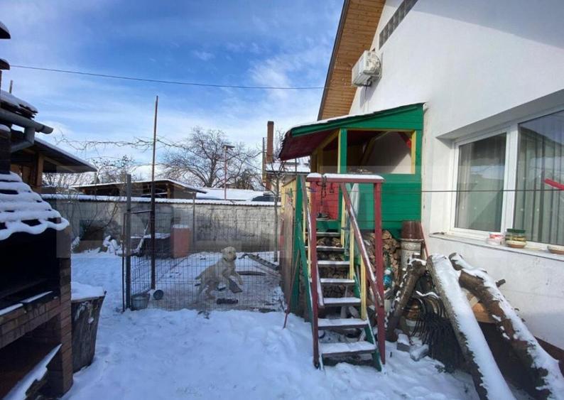 Casa de 284 mp, impartit in 3 apartamente, teren 503 mp, Gri - 11