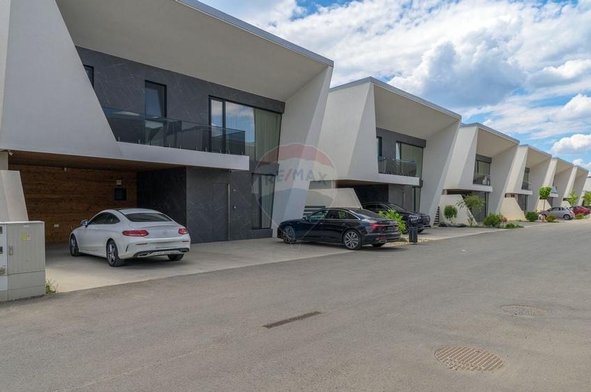 Arhitectura, tehnologie si lifestyle premium intr-o vila spectaculoasa - 50