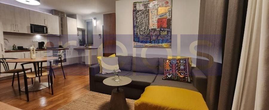 Apartament cu 3 camere semidecomandat, mobilat în P-ța Victoriei