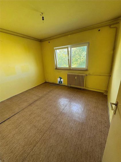 Apartament cu 3 camere semidecomandat în Giurgiului