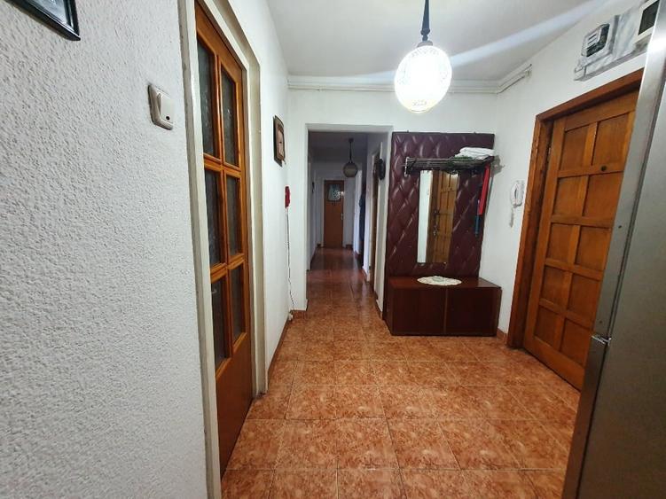 Vanzare apartament 4 camere , bloc Gioconda - 2