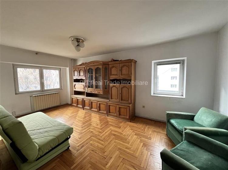 Apartament 3 camere, 2 bai , intrare Racadau