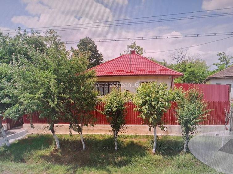 Vând casă  / curte