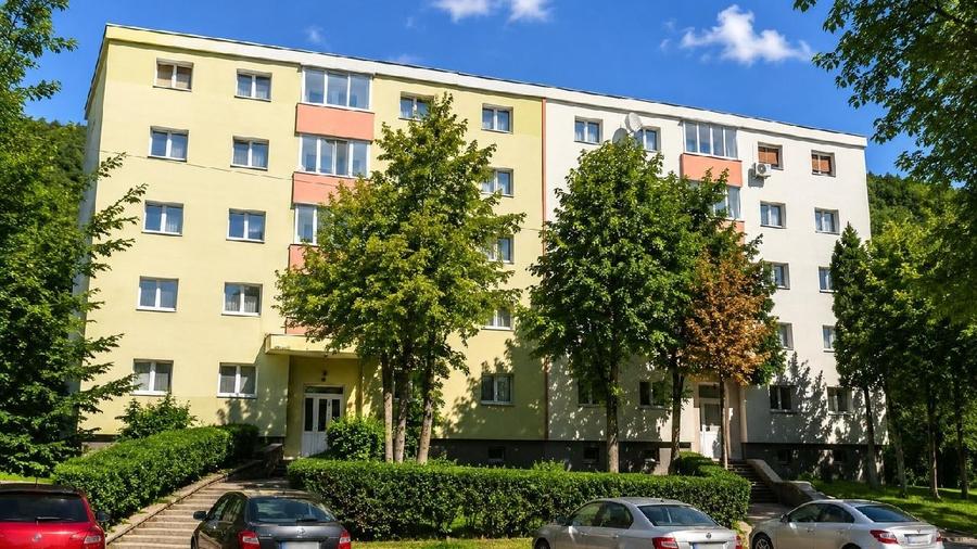 Apartament cu 3 camere decomandat în Răcădău