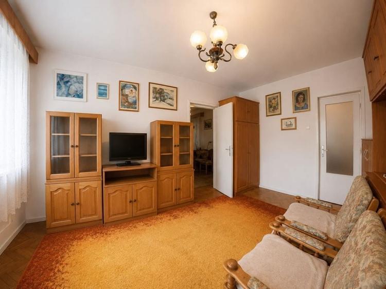 Apartament cu 3 camere semidecomandat, mobilat în Careiului