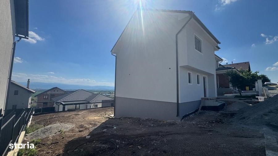 Casă cu 4 camere în Șura Mare