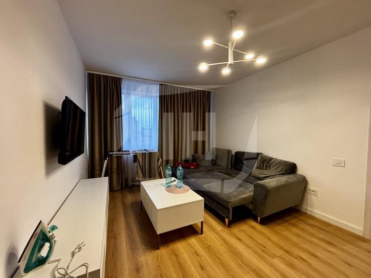 Apartament cu 3 camere semidecomandat, mobilat în Central