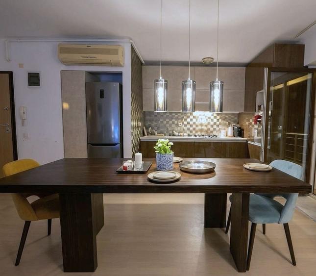 Apartament cu 4 camere decomandat, mobilat în Băneasa