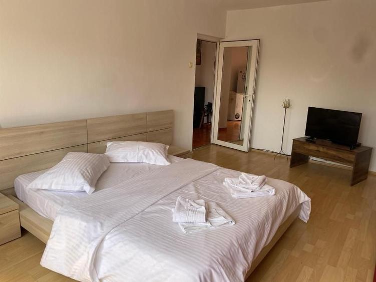 Apartament cu 2 camere, mobilat în Est