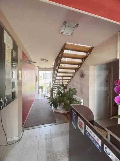 Cladire multifunctionala, pensiune plus casa, parcari private - 10