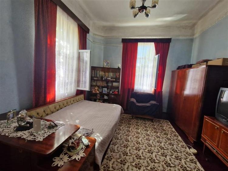 Ramnicu Valcea - Biblioteca Judeteana - casa - 3 camere - curte comuna - 3