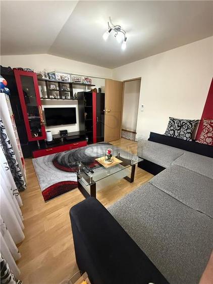 Apartament cu 3 camere decomandat, mobilat în Dâmbovița