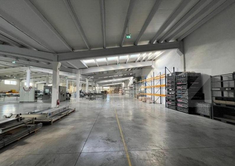 Hala cu acces facil, 2 incaperi, 2500 mp, zona Bulevardul Mu - 32