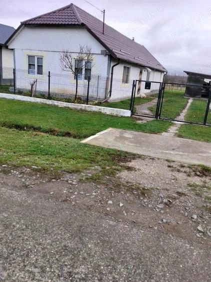 Casă cu 4 camere cu Teren 3500 Mp în Sâi