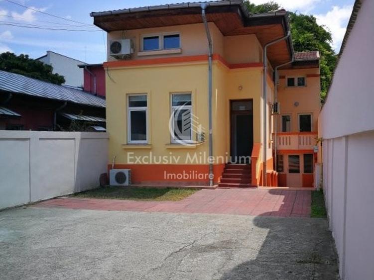 Casă individuală cu 6 camere cu Canalizare în Tineretului