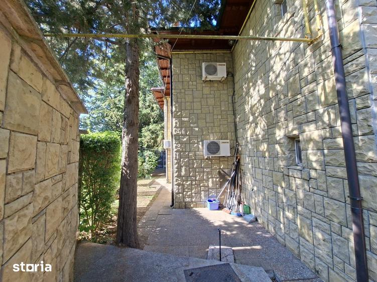 Casă cu 9 camere cu Teren 1000 Mp în Central