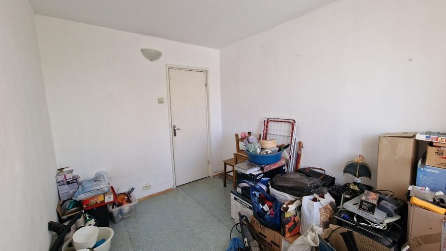 Apartament cu 4 camere semidecomandat în Craiovița Nouă