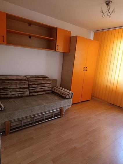Apartament cu 3 camere semidecomandat în Titan