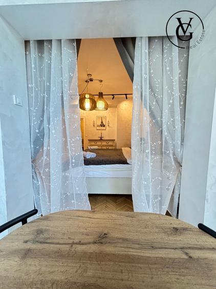 Apartament cu 4 camere semidecomandat, mobilat în P-ța Universității