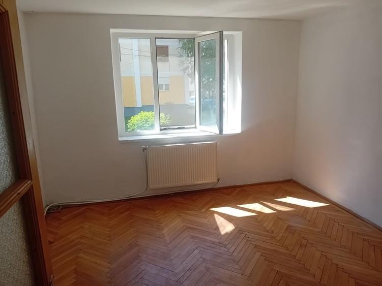 Apartament cu 3 camere decomandat în Calea Romanului