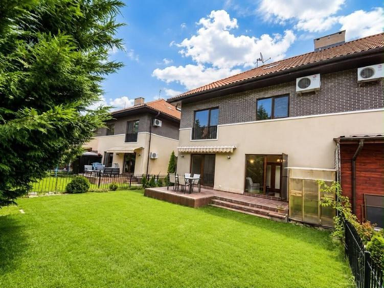 Duplex cu 6 camere cu Piscina în Iancu Nicolae