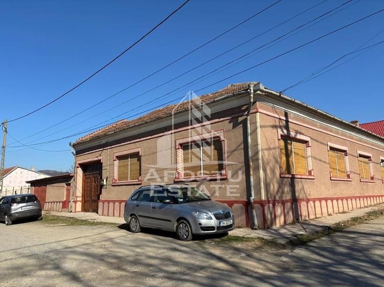 Casa cu 5 camere, 777 mp teren la MOLDOVA VECHE, ideal casa de vacanta - 1