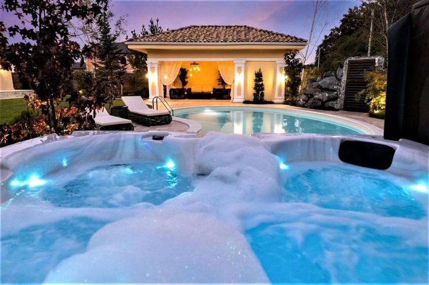 Casă individuală cu 5 camere cu Piscina în Est