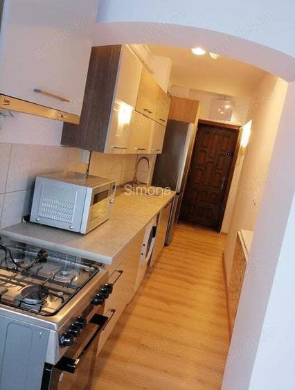Ofer spre inchiriere garsoniera in Rm. Sarat