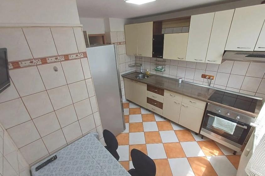 Apartament cu 3 camere decomandat, mobilat în Berceni