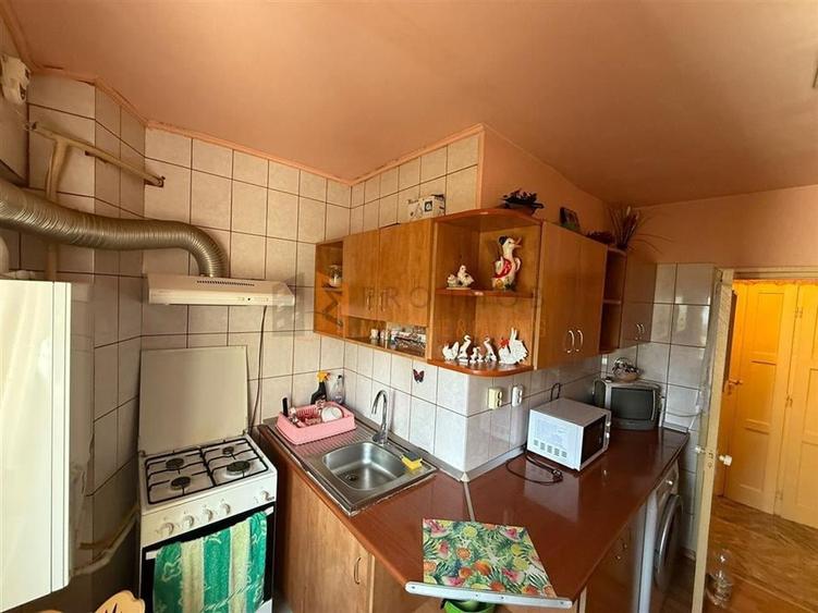 Apartament 3 camere cf 1 semidecomandat zona Micro 3 - 6