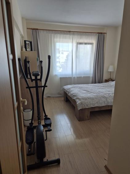 Vand Apartament 3 camere Craiovei decomandat - 2