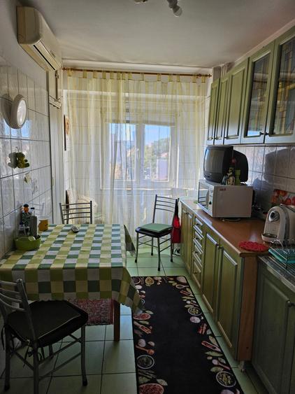 Apartament cu 4 camere decomandat în Tei