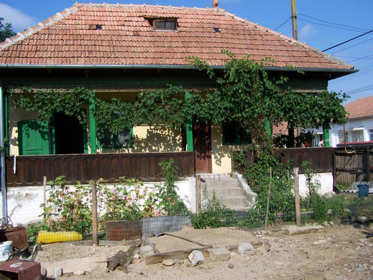 Vand casa in Babeni Romani langa biserica - 6