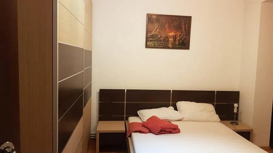 Apartament cu 3 camere semidecomandat, mobilat în Central