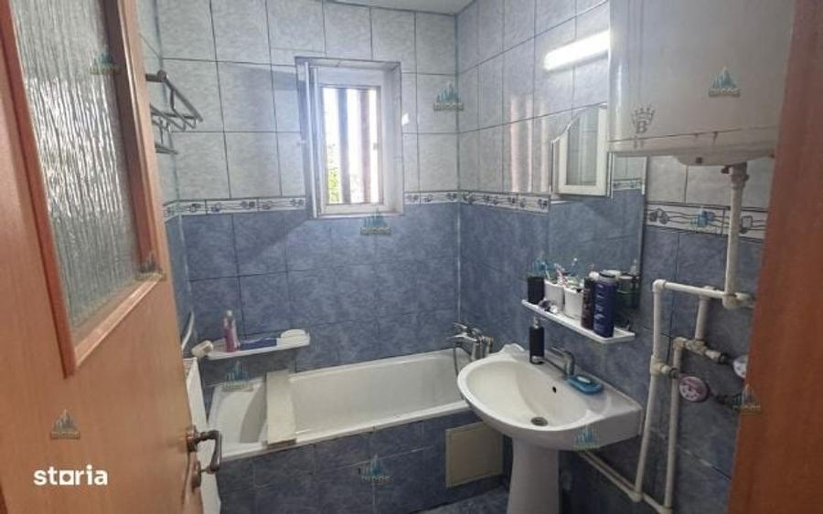 Apartament cu 3 camere semidecomandat în Uiești