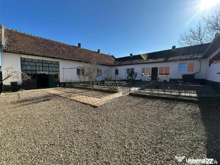 Casa Solida, pentru Familie extinsa, cu Gradina si Teren, D - 18