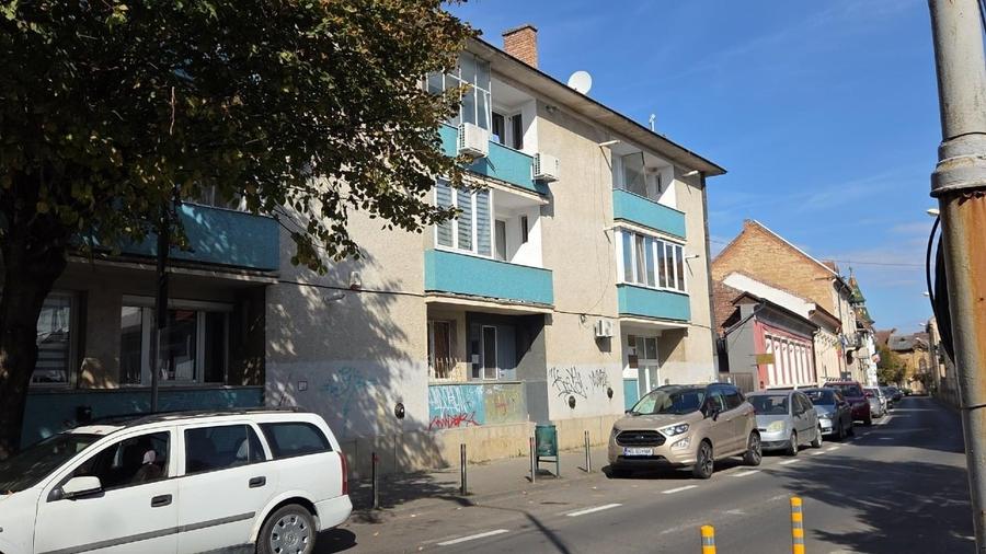 Apartament cu 3 camere nedecomandat, mobilat în Central