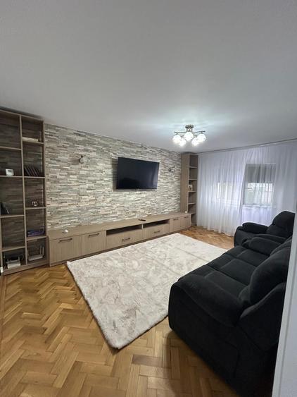 Apartament cu 3 camere în Tomis III