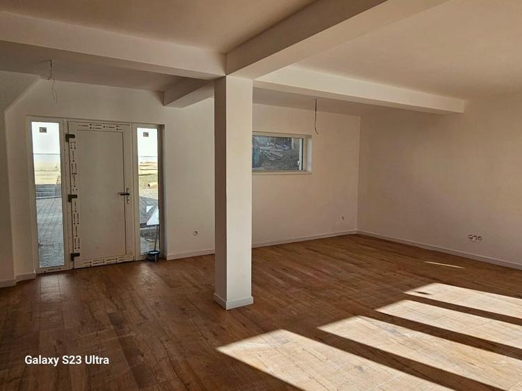 Duplex cu 3 camere cu Garaj în Tăuți