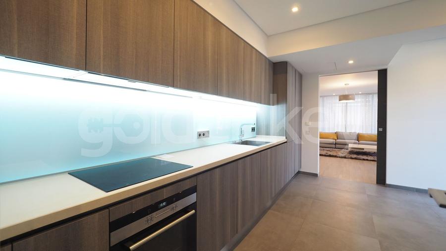 Apartament cu 5 camere semidecomandat, mobilat în Primăverii