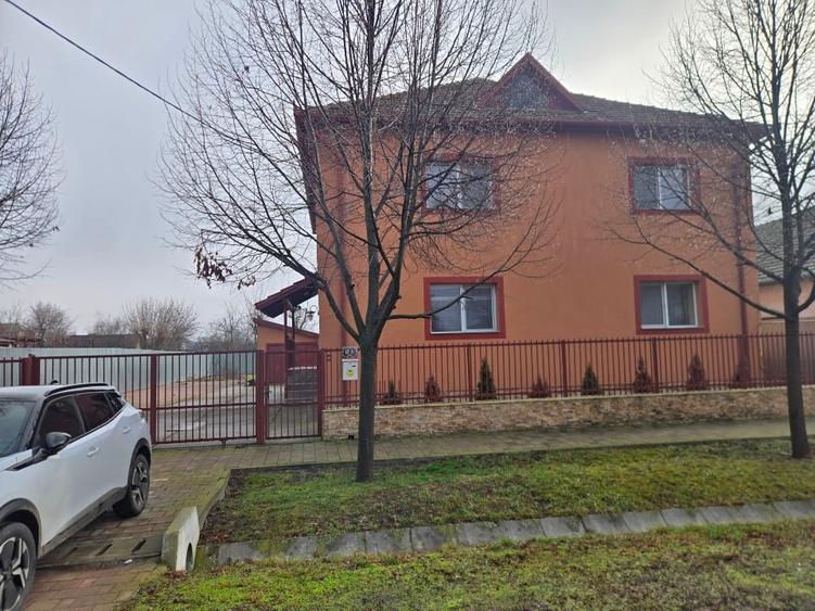 Casă individuală cu 5 camere cu Teren 845 Mp în Central