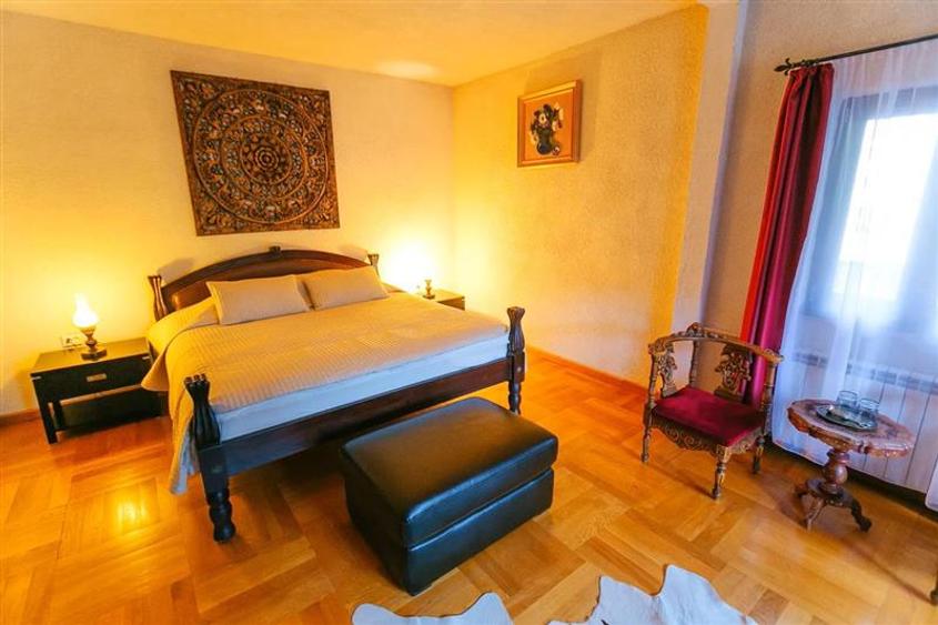 Casă cu 8 camere cu Teren 1000 Mp în Moroieni