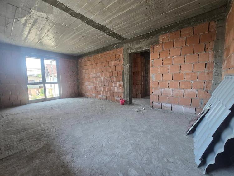 Casă cu 6 camere cu Teren 383 Mp în Dobroești