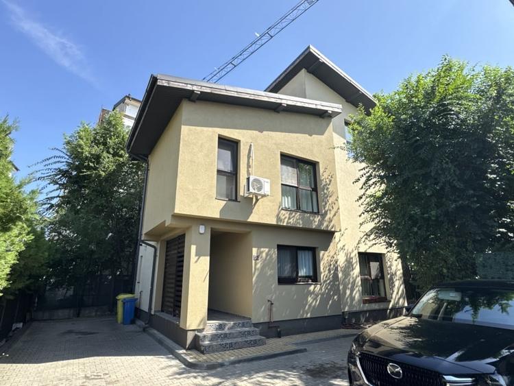 Casă individuală cu 5 camere cu Canalizare în Est