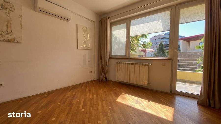 Casă cu 10 camere cu Teren 250 Mp în Herăstrău